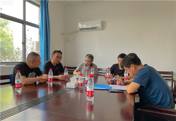 进行检查情况的汇报交流.jpg 进行检查情况的汇报交流.jpg