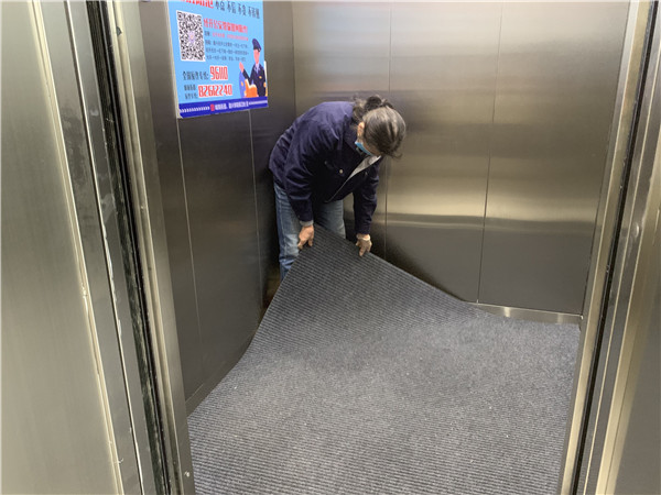 五、铺设电梯内部地毯2.jpg 五、铺设电梯内部地毯2.jpg