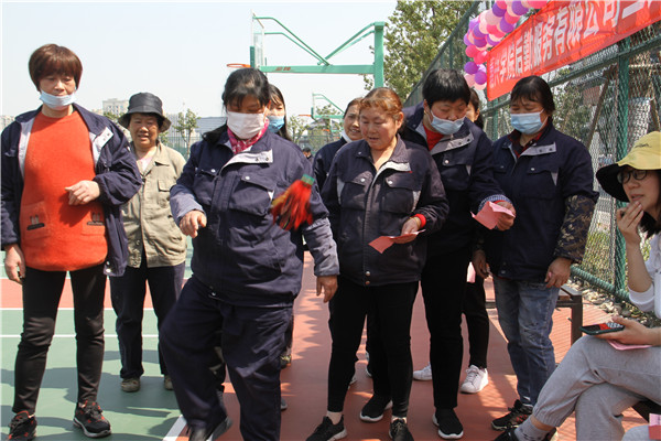 踢毽子1.jpg 踢毽子1.jpg