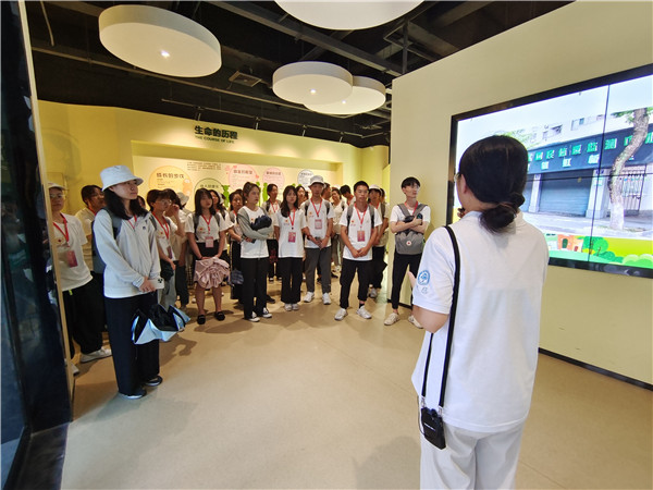 参观虹桥社区红十字会.jpg 参观虹桥社区红十字会.jpg