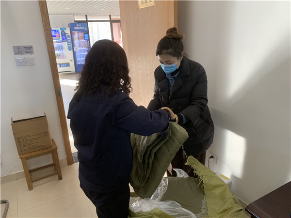 教职工棉被发放.jpg 教职工棉被发放.jpg