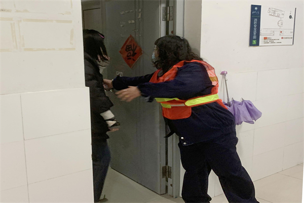 引导学生逃生.jpg 引导学生逃生.jpg