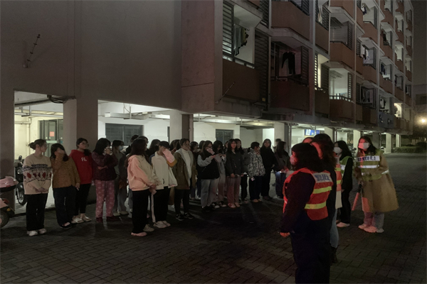 楼外集合点清点人数.jpg 楼外集合点清点人数.jpg