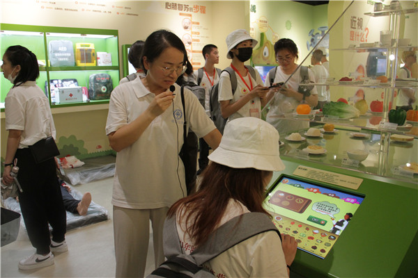 参观虹桥社区红十字会2.jpg 参观虹桥社区红十字会2.jpg