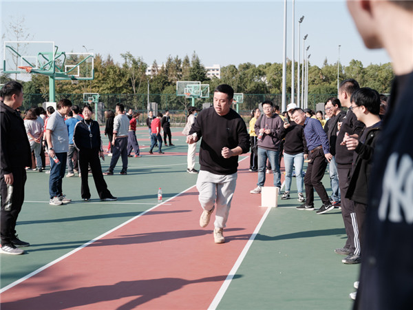 夹球接力折返跑1.jpg 夹球接力折返跑1.jpg