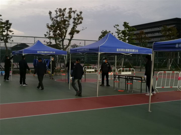 凌晨布置核酸检测场地2.jpg
