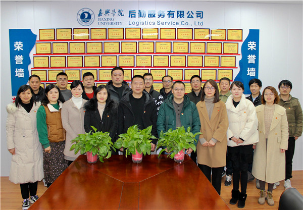 公司经营班子成员与部门负责人合影.jpg 公司经营班子成员与部门负责人合影.jpg