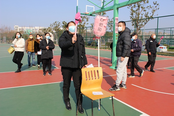 蒙眼敲响幸福鼓1.JPG 蒙眼敲响幸福鼓1.JPG