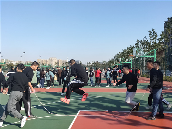 集体跳长绳3.jpg 集体跳长绳3.jpg