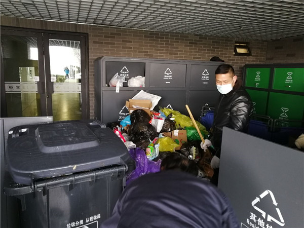 紧急清运公寓楼内溢出的垃圾3.jpg 紧急清运公寓楼内溢出的垃圾3.jpg