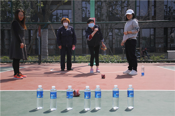 丢沙包1.jpg 丢沙包1.jpg