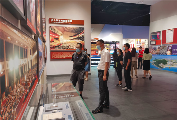 南湖革命纪念馆内参观1.jpg 南湖革命纪念馆内参观1.jpg
