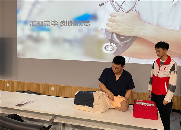 6.嘉兴市第二医院急诊科副主任陈伟医师现场演示AED使用方法.jpg 6.嘉兴市第二医院急诊科副主任陈伟医师现场演示AED使用方法.jpg