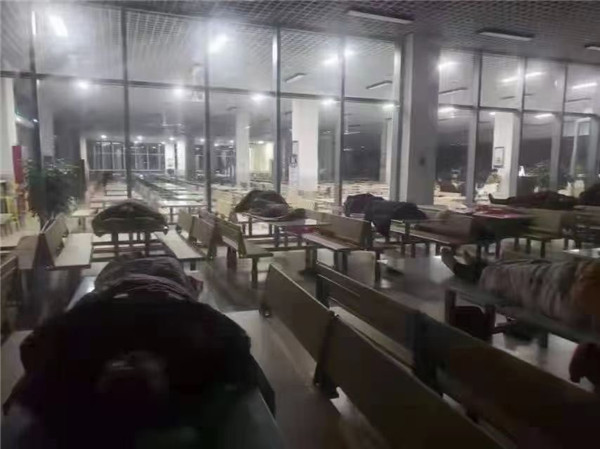 抗战一夜,临时就地短暂休息1.jpg 抗战一夜,临时就地短暂休息1.jpg