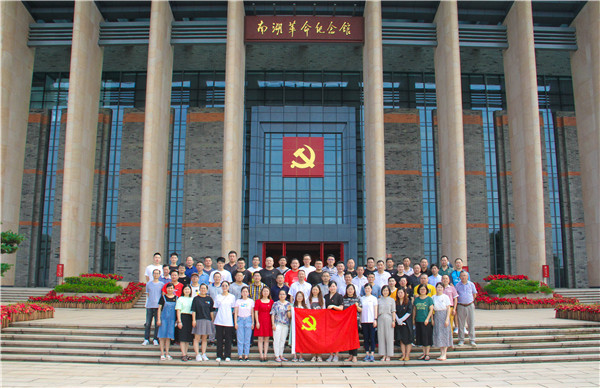 全体党员合影.jpg 全体党员合影.jpg