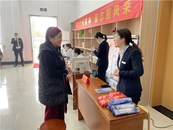 反诈公益宣讲、金融理财咨询1.jpg 反诈公益宣讲、金融理财咨询1.jpg