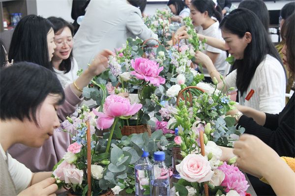 感恩母爱——后勤服务有限公司开展政治理论学习和母亲节巧手插花活动