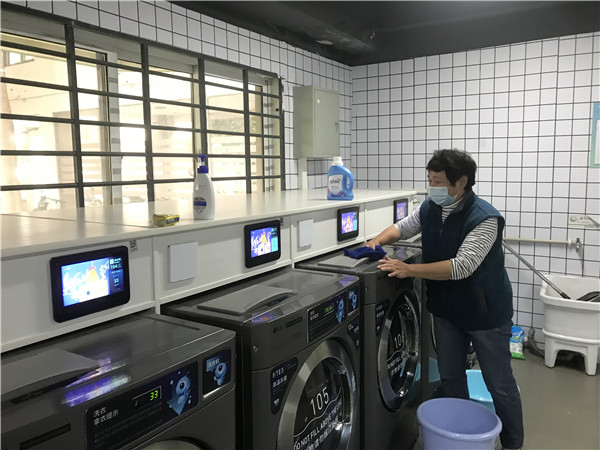 擦拭洗衣机.jpg 擦拭洗衣机.jpg