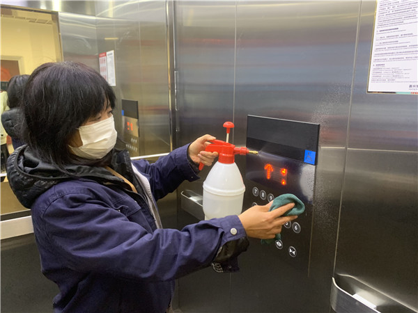公寓楼内电梯消杀.jpg 公寓楼内电梯消杀.jpg