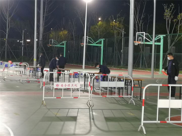 凌晨布置核酸检测场地1.jpg