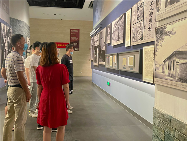 南湖革命纪念馆内参观2.jpg 南湖革命纪念馆内参观2.jpg