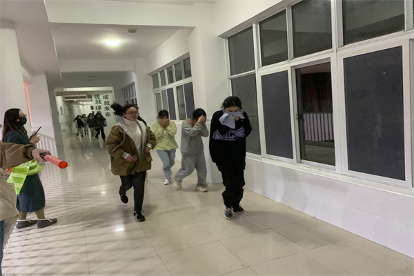 引导学生疏散.jpg 引导学生疏散.jpg