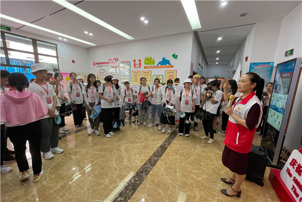 参观虹桥社区红十字会3.jpg 参观虹桥社区红十字会3.jpg
