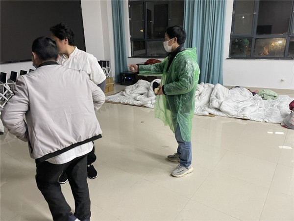 抗战一夜,临时就地短暂休息4.jpg 抗战一夜,临时就地短暂休息4.jpg