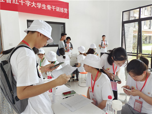 营员报到2.jpg 营员报到2.jpg