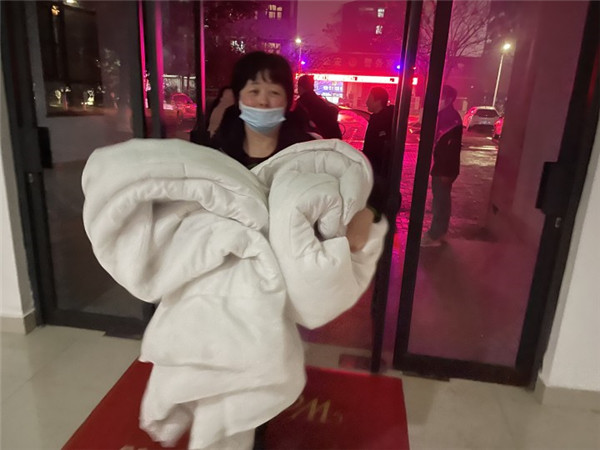 抗战一夜,临时就地短暂休息2.jpg 抗战一夜,临时就地短暂休息2.jpg